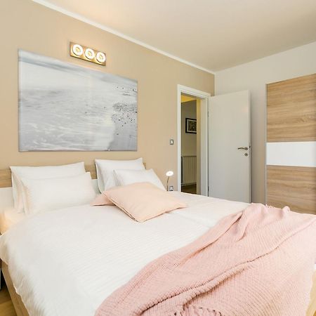 Pool Premium Apartment Vrsar Exterior photo