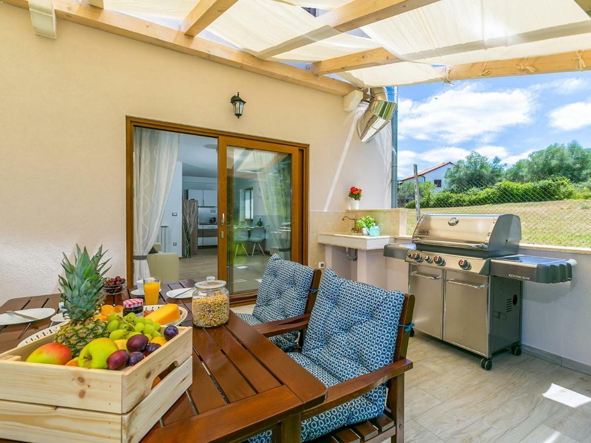 Pool Premium Apartment Vrsar Exterior photo