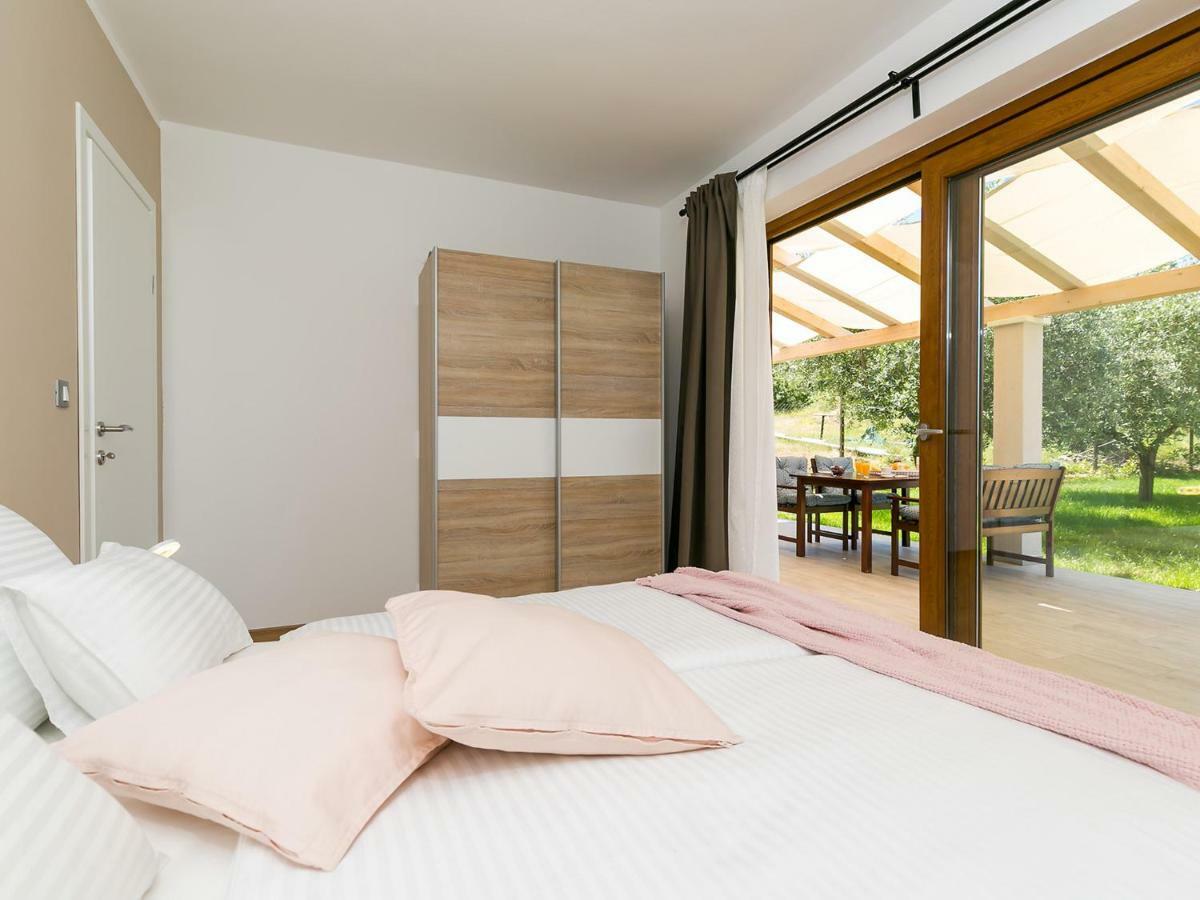 Pool Premium Apartment Vrsar Exterior photo