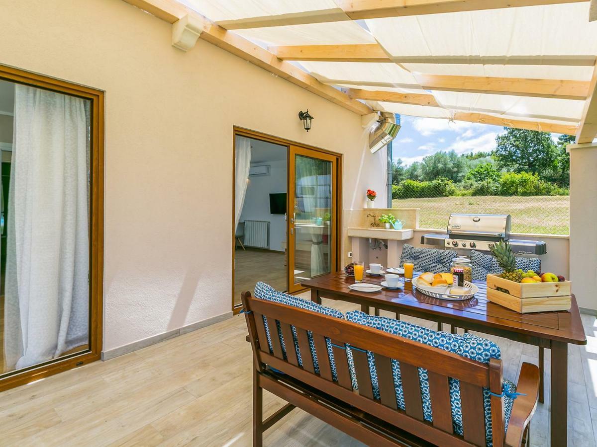 Pool Premium Apartment Vrsar Exterior photo