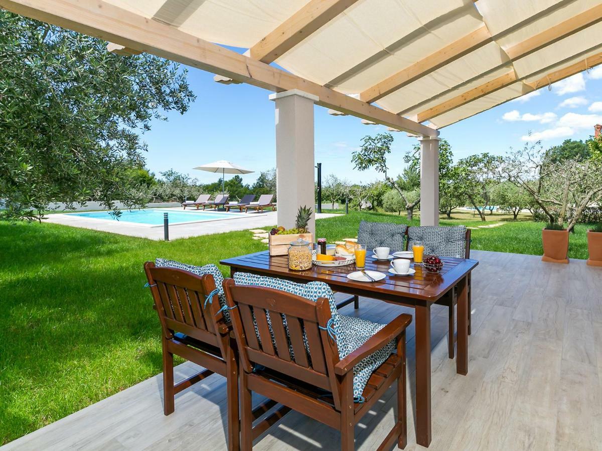 Pool Premium Apartment Vrsar Exterior photo